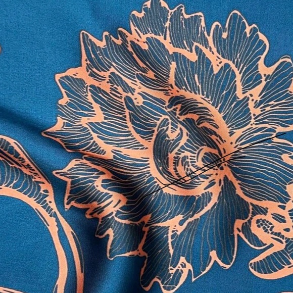 FASHIONABLE SCARF!❤️💙 - Picture 4 of 7